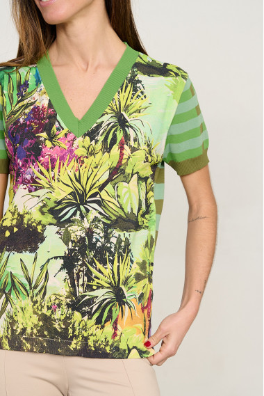 Jersey estampado tropical escote pico manga corta BMB & Co. vista detalle