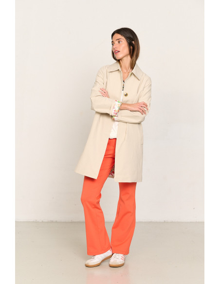 Pantalon flare naranja con botones metálicos BMB & Co. vista outfit