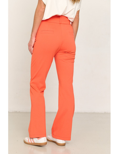 Pantalon flare naranja con botones metálicos BMB & Co. vista trasera
