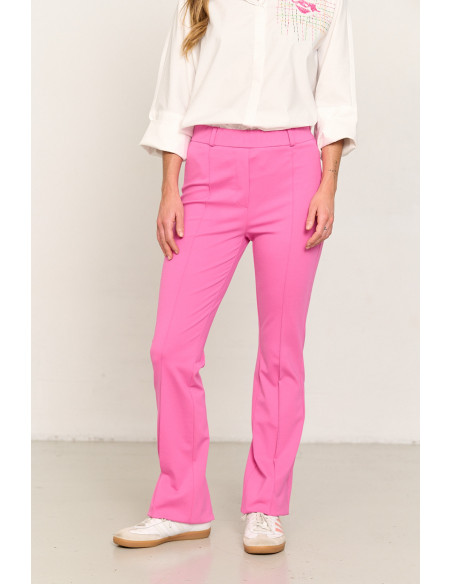 Pantalon flare fit rosa con nervio central BMB  & Co. vista frontal