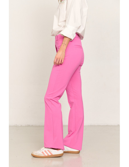 Pantalon flare fit rosa con nervio central BMB  & Co. vista lado