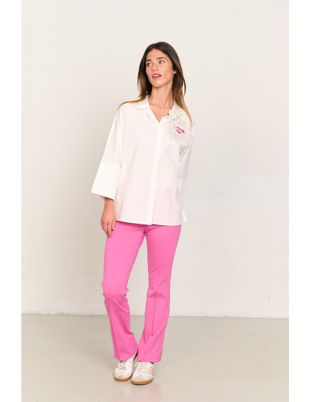 Pantalon flare fit rosa con nervio central BMB  & Co. vista outfit
