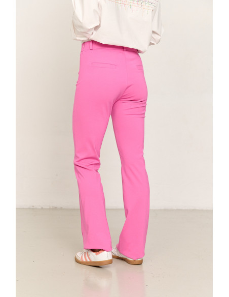 Pantalon flare fit rosa con nervio central BMB  & Co. vista trasera