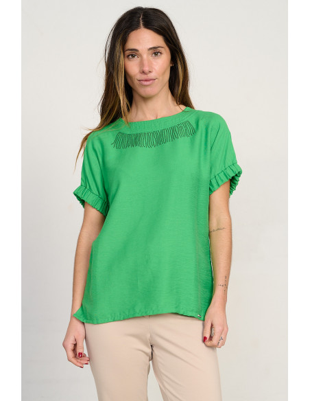 Camiseta verde cruda escote redondo con strass y mangas caida   BMB & Co. vista frontal