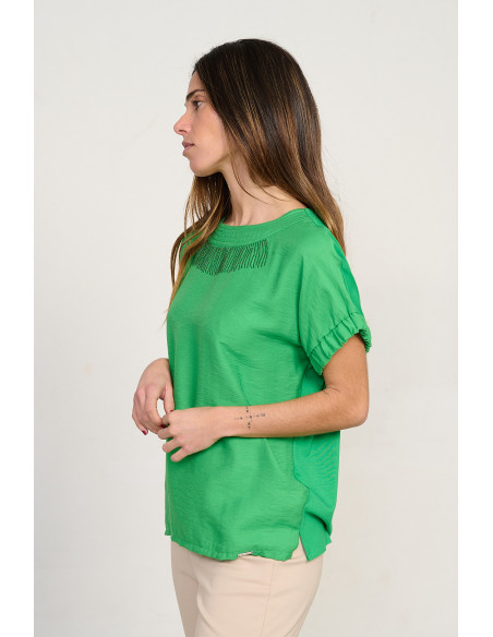 Camiseta verde cruda escote redondo con strass y mangas caida   BMB & Co. vista lado