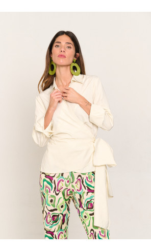 Blusa cruda de tafetan cruzada y con lazada BMB & Co. vista frontal