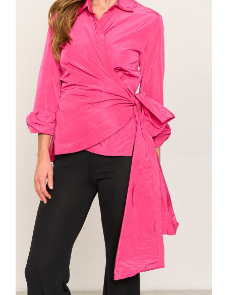 Blusa fucsia de tafetan cruzada y con lazada BMB & Co. vista detalle