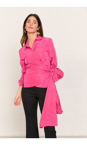 Blusa fucsia de tafetan cruzada y con lazada BMB & Co. vista frontal