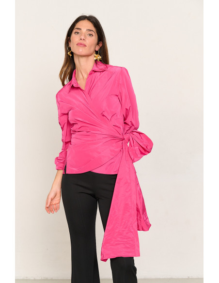 Blusa fucsia de tafetan cruzada y con lazada BMB & Co. vista frontal