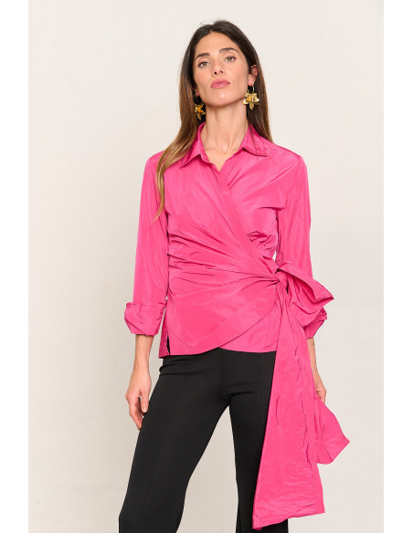 Blusa fucsia de tafetan cruzada y con lazada BMB & Co. vista front