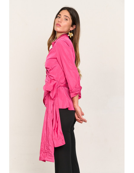 Blusa fucsia de tafetan cruzada y con lazada BMB & Co. vista lateral