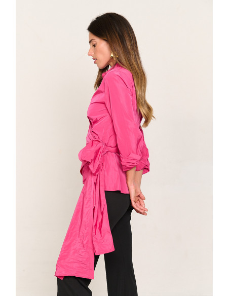 Blusa fucsia de tafetan cruzada y con lazada BMB & Co. vista lado