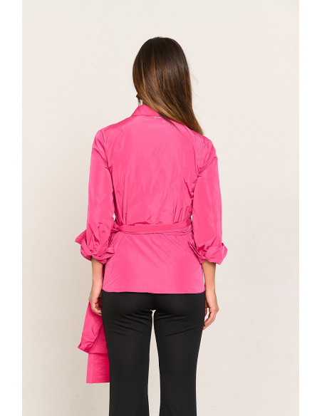 Blusa fucsia de tafetan cruzada y con lazada BMB & Co. vista trasera