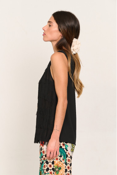 Top sin mangas negro con flecos BMB & Co. vista lateral