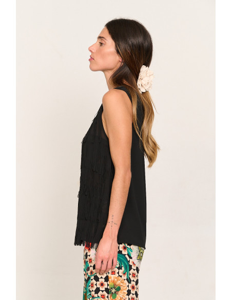 Top sin mangas negro con flecos BMB & Co. vista lateral