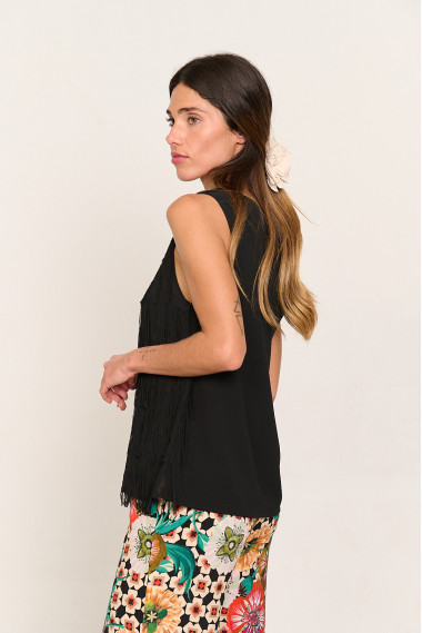 Top sin mangas negro con flecos BMB & Co. vista lado
