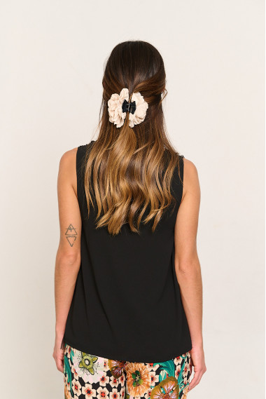 Top sin mangas negro con flecos BMB & Co. vista trasera