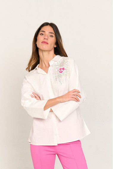 Camisa blanca oversize con bordados BMB & Co. vista frontal