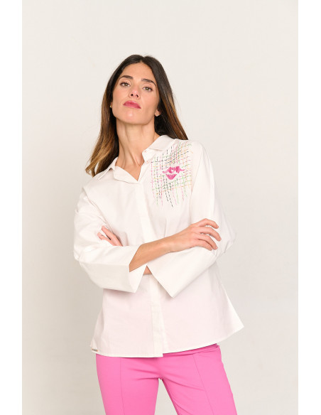 Camisa blanca oversize con bordados BMB & Co. vista frontal