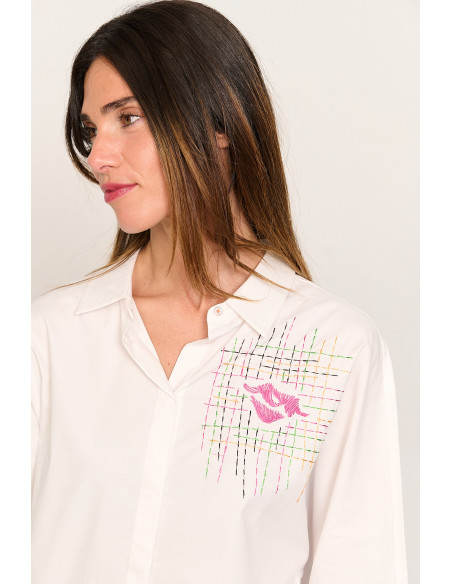 Camisa blanca oversize con bordados BMB & Co. vista zoom