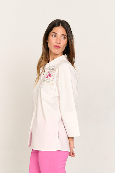 Camisa blanca oversize con bordados BMB & Co. vista lateral