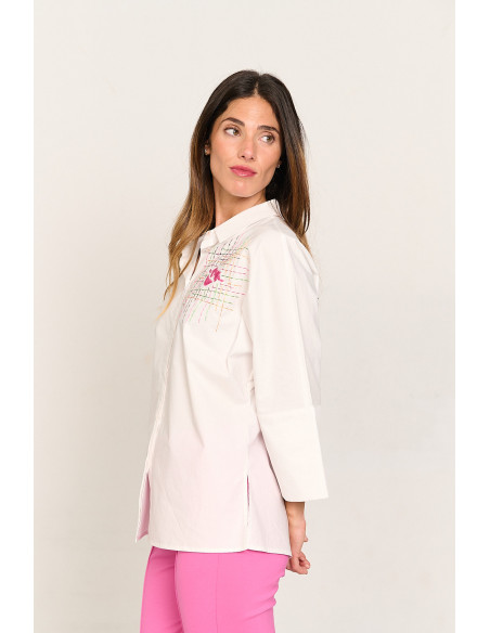 Camisa blanca oversize con bordados BMB & Co. vista lateral