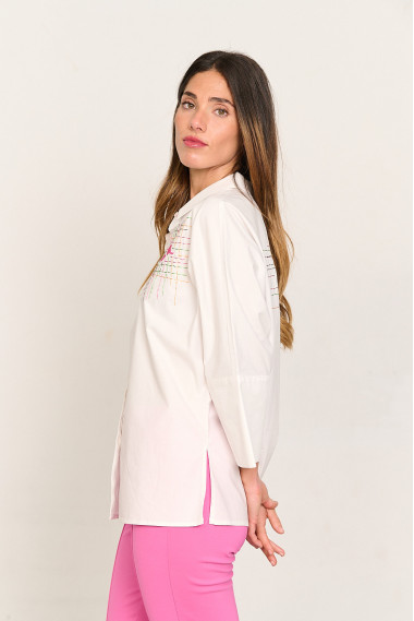 Camisa blanca oversize con bordados BMB & Co. vista lado