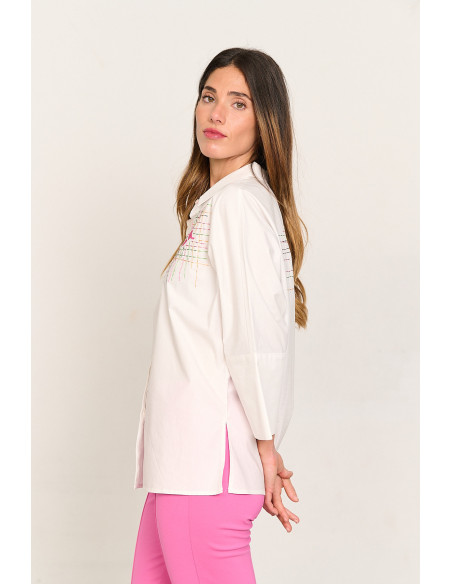 Camisa blanca oversize con bordados BMB & Co. vista lado
