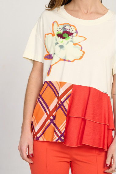 Camiseta combinada con flor bordada BMB & Co. vista detalle