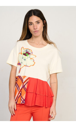 Camiseta combinada con flor bordada BMB & Co. vista frontal