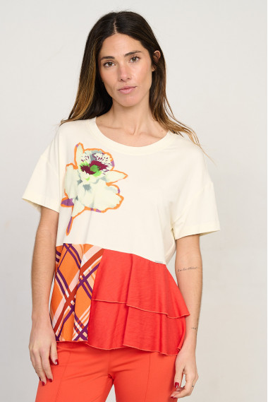 Camiseta combinada con flor bordada BMB & Co. vista frontal