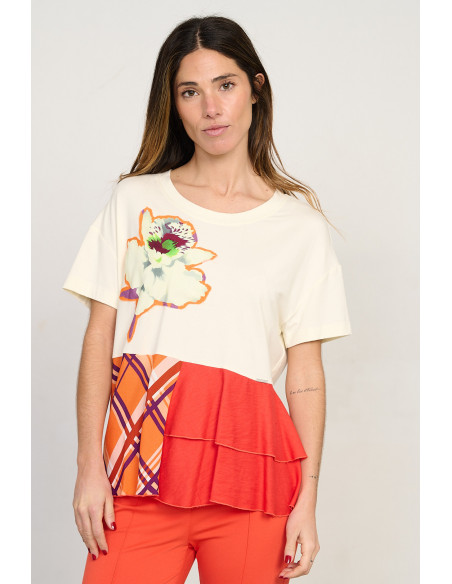 Camiseta combinada con flor bordada BMB & Co. vista frontal