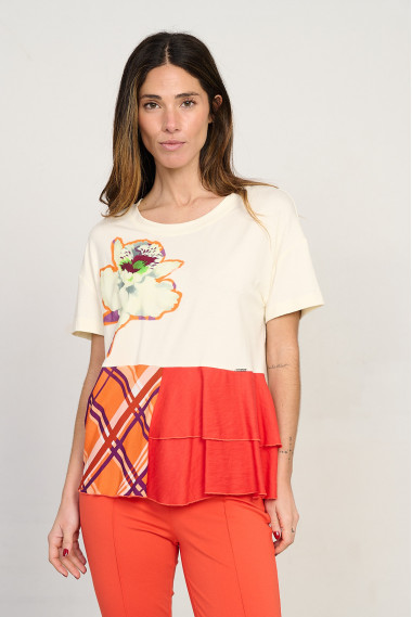 Camiseta combinada con flor bordada BMB & Co. vista delantera