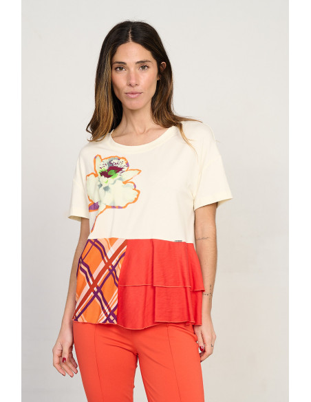 Camiseta combinada con flor bordada BMB & Co. vista delantera