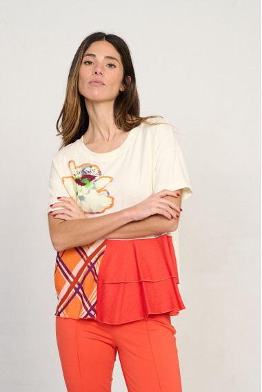 Camiseta combinada con flor bordada BMB & Co. vista front