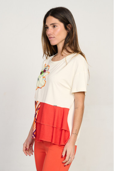 Camiseta combinada con flor bordada BMB & Co. vista lateral