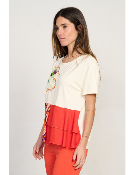 Camiseta combinada con flor bordada BMB & Co. vista lateral