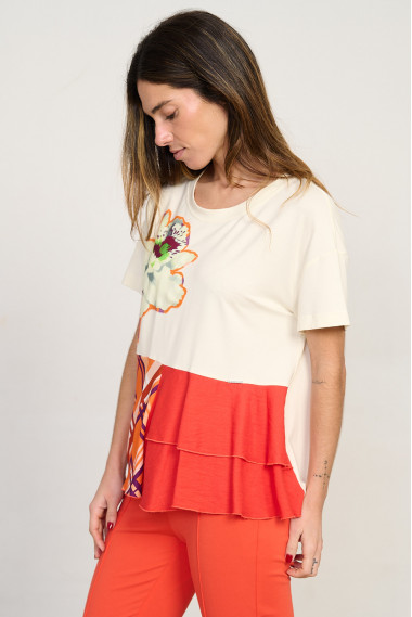 Camiseta combinada con flor bordada BMB & Co. vista lado