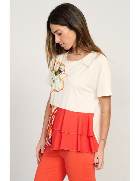 Camiseta combinada con flor bordada BMB & Co. vista lado