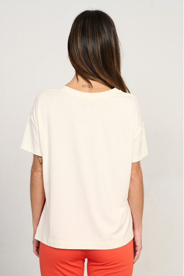 Camiseta combinada con flor bordada BMB & Co. vista trasera