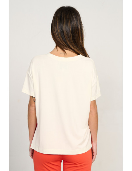 Camiseta combinada con flor bordada BMB & Co. vista trasera