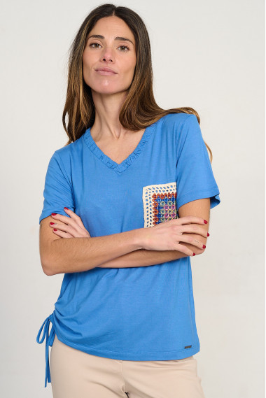 Camiseta azul escote pico y bolsillo crochet BMB & Co. vista frontal