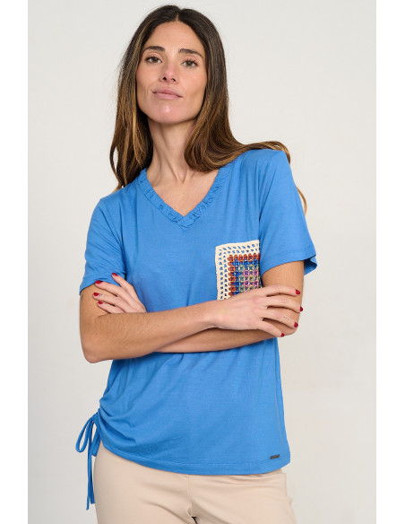 Camiseta azul escote pico y bolsillo crochet BMB & Co. vista frontal