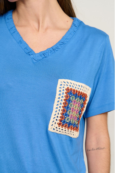 Camiseta azul escote pico y bolsillo crochet BMB & Co. vista detalle