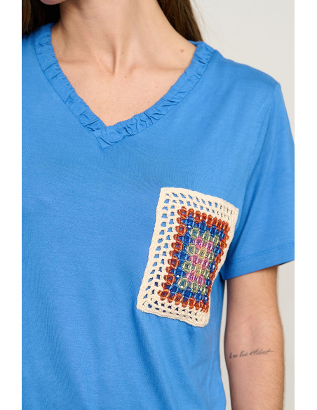 Camiseta azul escote pico y bolsillo crochet BMB & Co. vista detalle