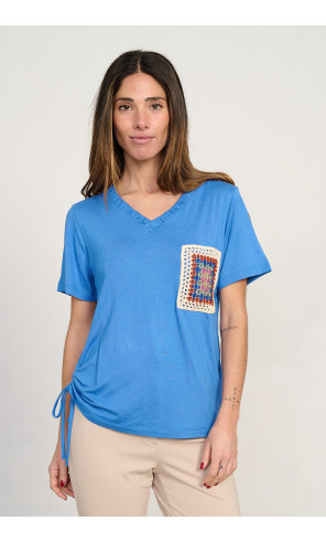 Camiseta azul escote pico y bolsillo crochet BMB & Co. vista delantera