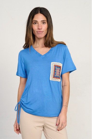 Camiseta azul escote pico y bolsillo crochet BMB & Co. vista delantera