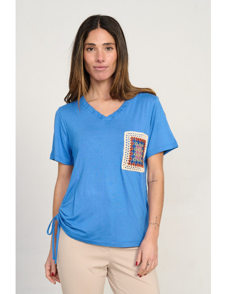 Camiseta azul escote pico y bolsillo crochet BMB & Co. vista delantera