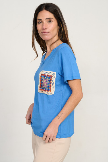 Camiseta azul escote pico y bolsillo crochet BMB & Co. vista lateral