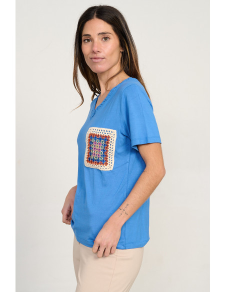 Camiseta azul escote pico y bolsillo crochet BMB & Co. vista lateral